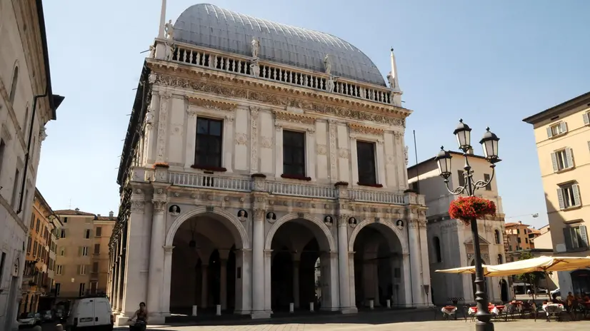 Palazzo Loggia in una foto d'archivio