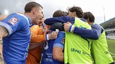 L'esultanza di squadra dopo il gol di Mercati alla Dolomiti Bellunesi - Foto New Reporter Nicoli © www.giornaledibrescia.it