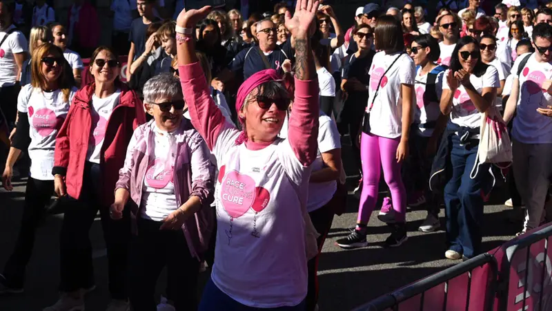 Un gruppo di partecipanti alla Race for the cure a Brescia