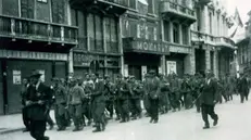 Prigionieri tedeschi scortati in corso Zanardelli