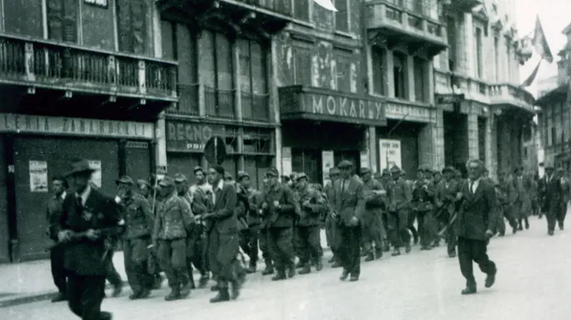 Prigionieri tedeschi scortati in corso Zanardelli