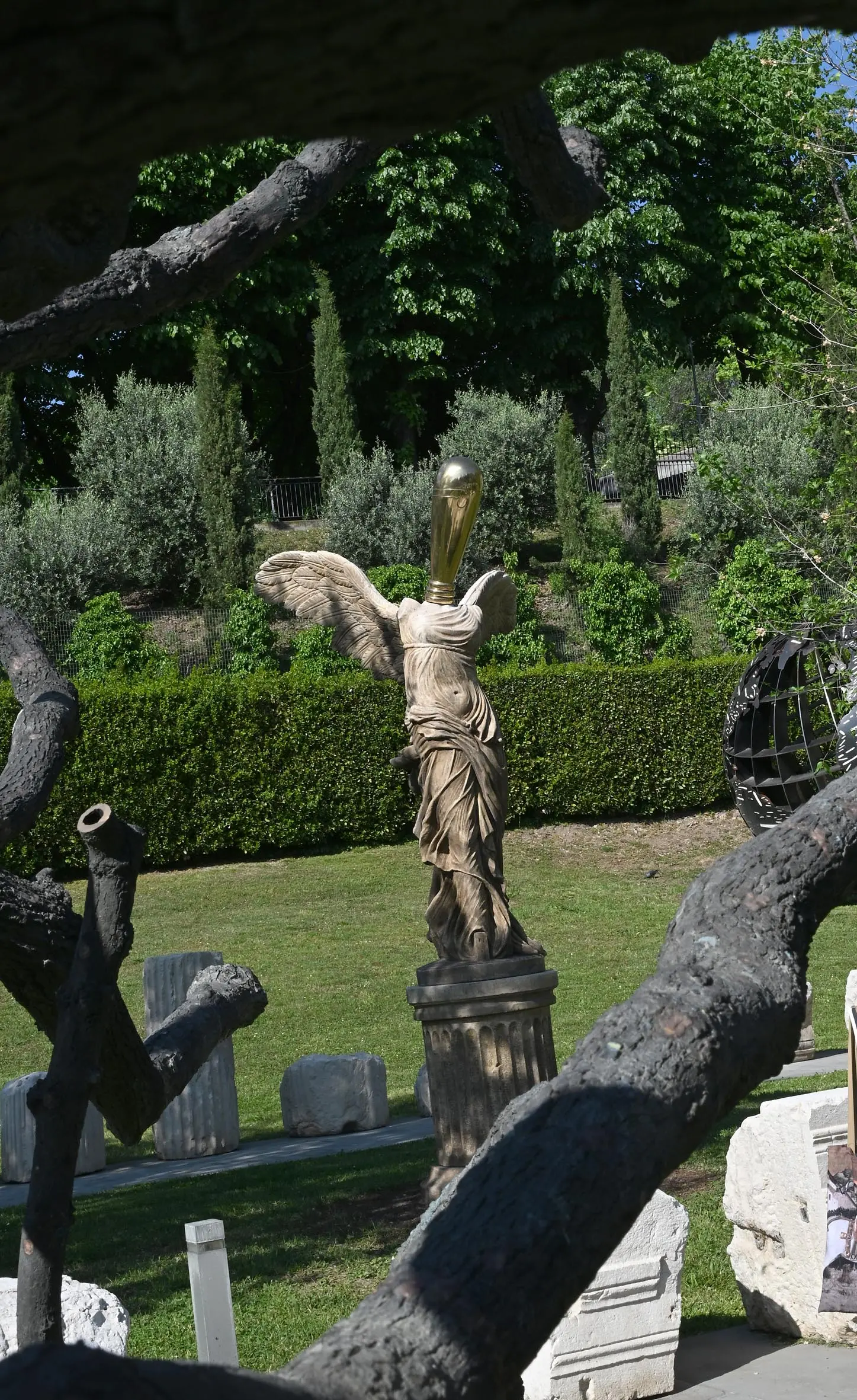 La Nike Metafisica di Vezzoli al Parco delle Sculture