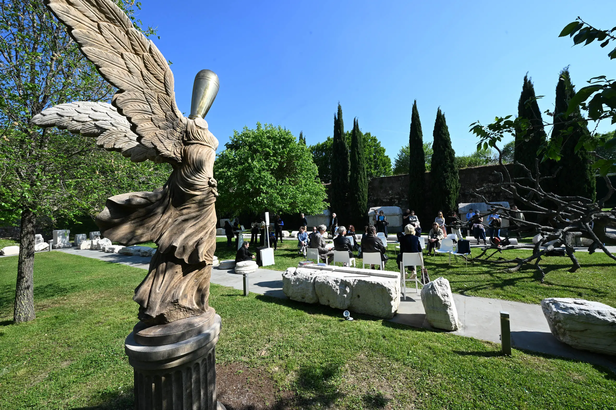 La Nike Metafisica di Vezzoli al Parco delle Sculture