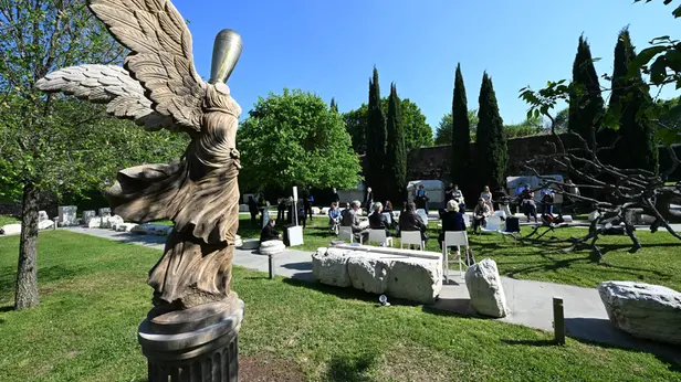 La Nike Metafisica di Vezzoli al Parco delle Sculture