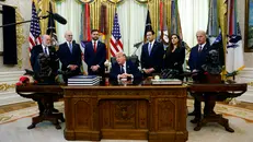 Il presidente Donald Trump con gli inviati libanesi e israeliani alla Casa Bianca - Foto Ansa © www.giornaledibrescia.it