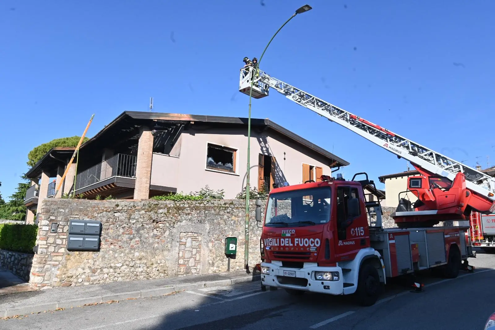 Moniga del Garda, incendio in un appartamento