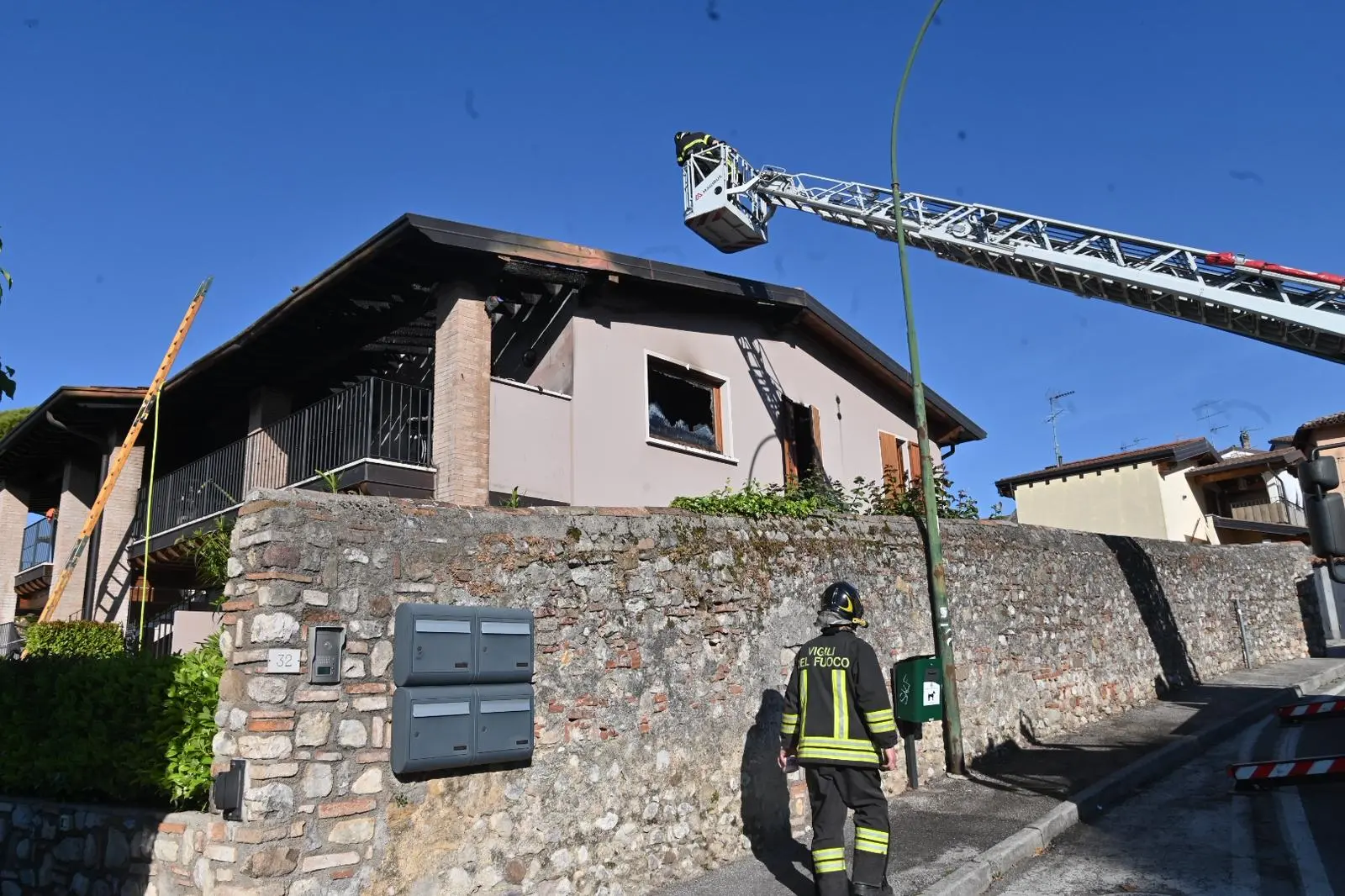 Moniga del Garda, incendio in un appartamento
