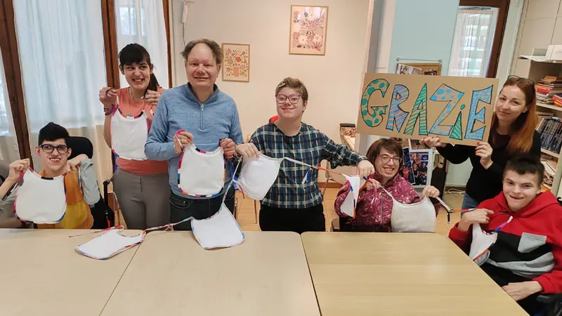 Centinaia di bavagline in dono ai bambini e ragazzi di Un sorriso di speranza - © www.giornaledibrescia.it