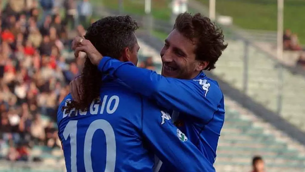 Momenti di gloria: un abbraccio speciale tra Jonathan Bachini e Roberto Baggio - Foto New Reporter © www.giornaledibrescia.it