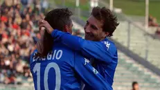 Momenti di gloria: un abbraccio speciale tra Jonathan Bachini e Roberto Baggio - Foto New Reporter © www.giornaledibrescia.it