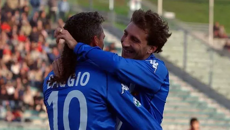 Momenti di gloria: un abbraccio speciale tra Jonathan Bachini e Roberto Baggio - Foto New Reporter © www.giornaledibrescia.it