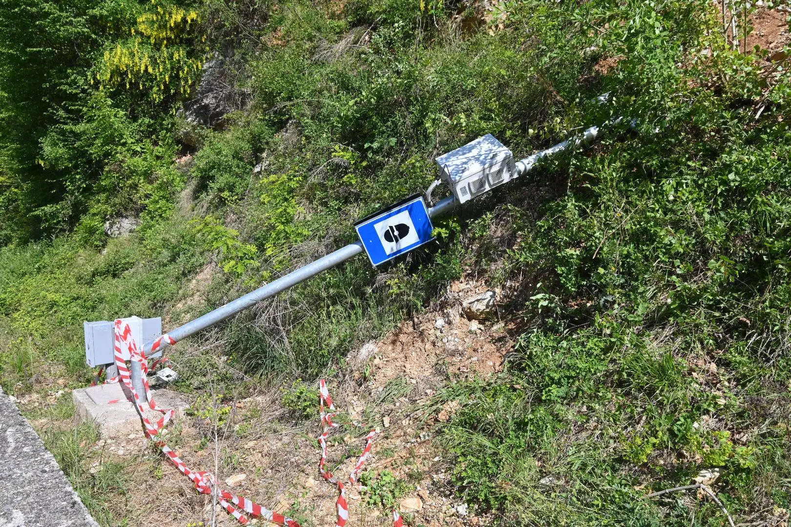 L'autovelox divelto tra Polaveno e Iseo