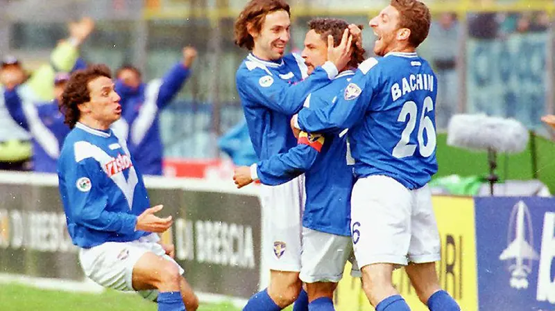 Bachini in festa con Baggio e Pirlo con Antonio Filippini che accorre
