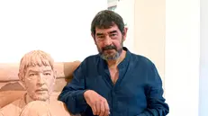 Giuseppe Bergomi accanto ad una sua opera - New Reporter Favretto  © www.giornaledibrescia.it