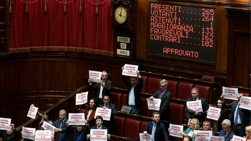 L'approvazione e le proteste - Foto Ansa © www.giornaledibrescia.it