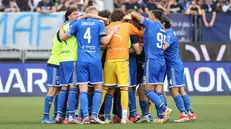 Un abbraccio di gruppo del Brescia - Foto New Reporter Nicoli © www.giornaledibrescia.it