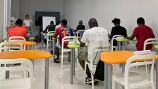 Alcuni richiedenti asilo a lezione di italiano