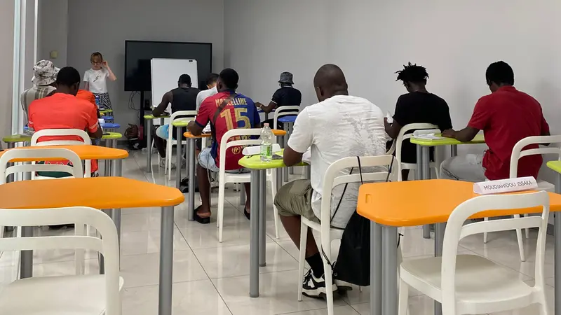 Alcuni richiedenti asilo a lezione di italiano