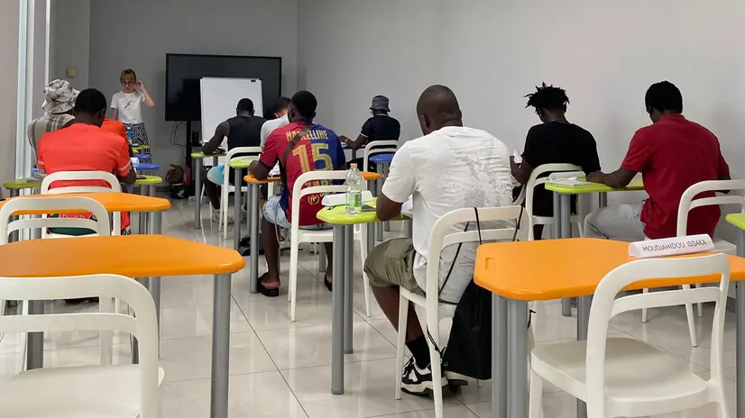Alcuni richiedenti asilo a lezione di italiano