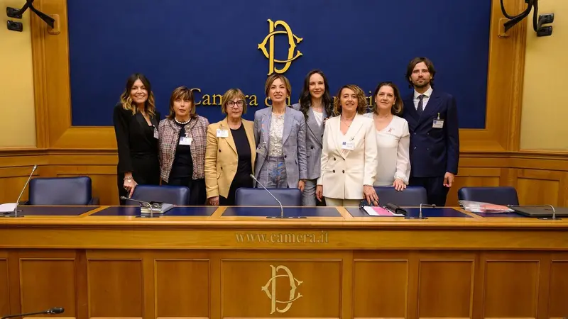 Foto di gruppo alla Camera - © www.giornaledibrescia.it