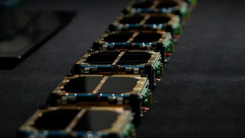 La fila di satelliti di Apogeo Space pronti per il lancio