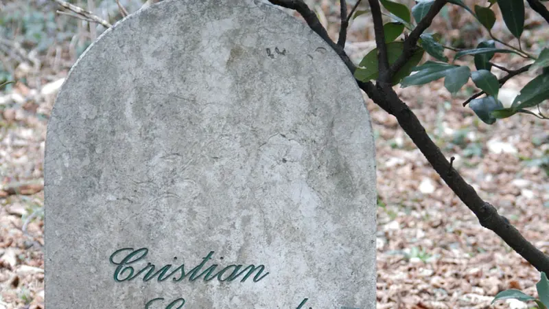 La lapide dove venne trovato in Maddalena il corpo senza vita di Cristian Lorandi