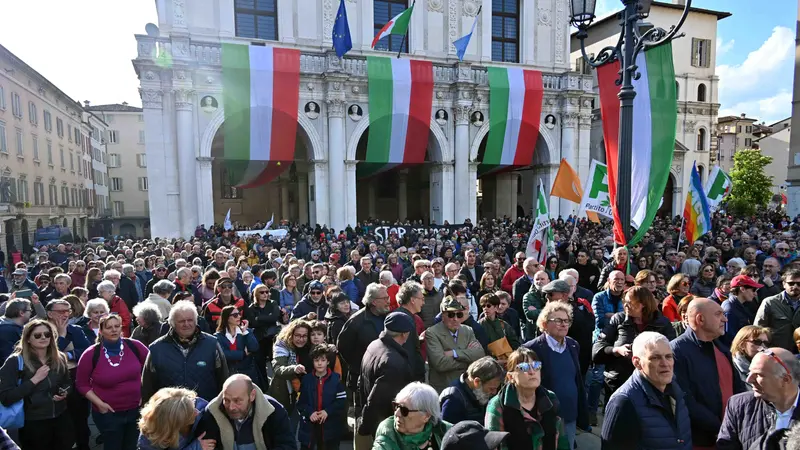 Celebrazioni per il 25 Aprile in piazza Loggia, due anni fa - Foto Marco Ortogni/Neg © www.giornaledibrescia.it