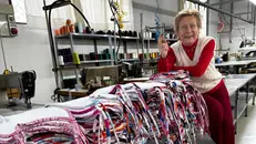 La speciale produzione di bavaglini - Foto tratta da Fb