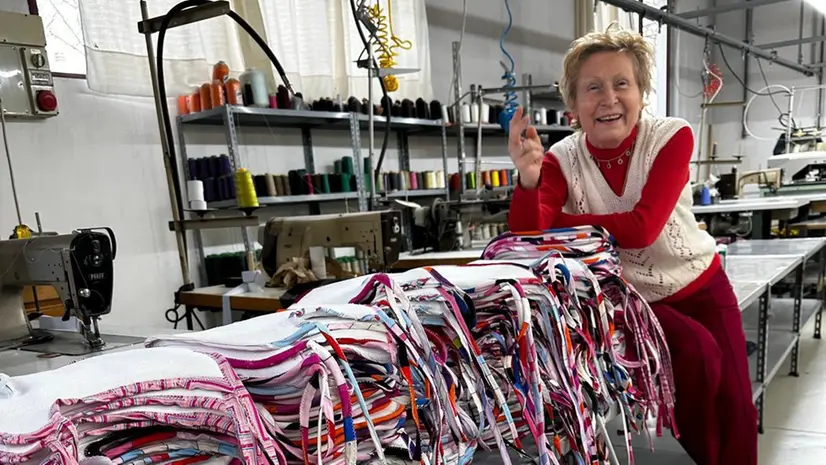 La speciale produzione di bavaglini - Foto tratta da Fb