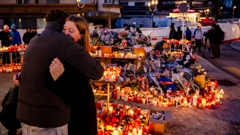 Un omaggio alle vittime della tragedia di Crans-Montana - Foto Ansa © www.giornaledibrescia.it