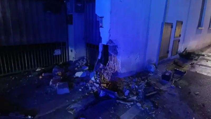 Il muro distrutto dall'auto - © www.giornaledibrescia.it