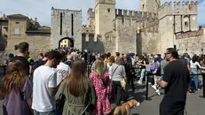 Turisti a Sirmione - © www.giornaledibrescia.it