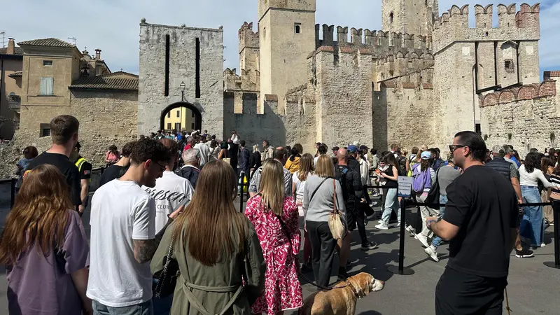 Turisti a Sirmione - © www.giornaledibrescia.it