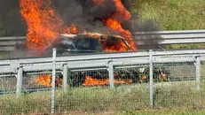 L'auto in fiamme - © www.giornaledibrescia.it