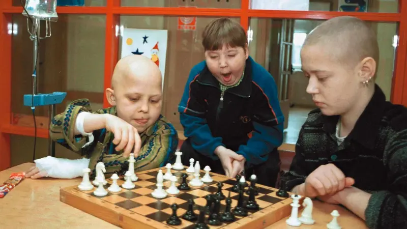 Bambini che giocano a scacchi al Centro oncologico repubblicano bielorusso a Minsk nel 2000 - Foto Ansa © www.giornaledibrescia.it