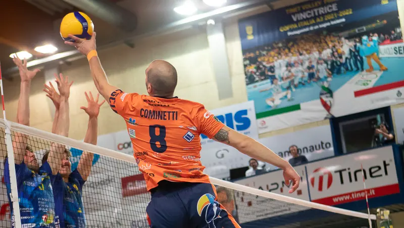 Un tentativo di Cominetti - Foto Lega Volley