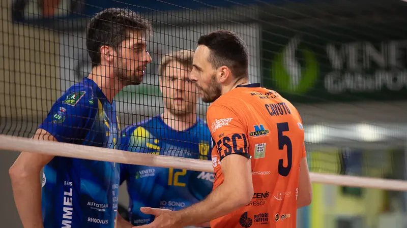 Faccia a faccia sotto rete tra Scopelliti e Cavuto - Foto Lega Volley