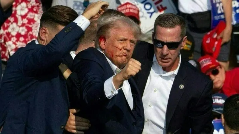 Donald Trump immediatamente dopo l'attentato del luglio 2024 - Foto Afp © www.giornaledibrescia.it