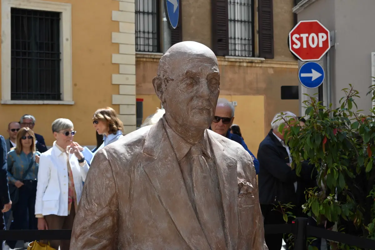 L'inaugurazione della statua di Alberto Folonari