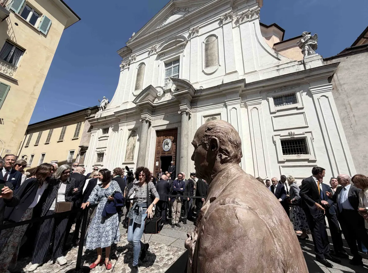 L'inaugurazione della statua di Alberto Folonari