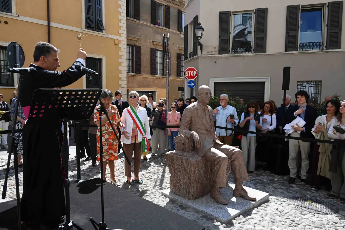 L'inaugurazione della statua di Alberto Folonari