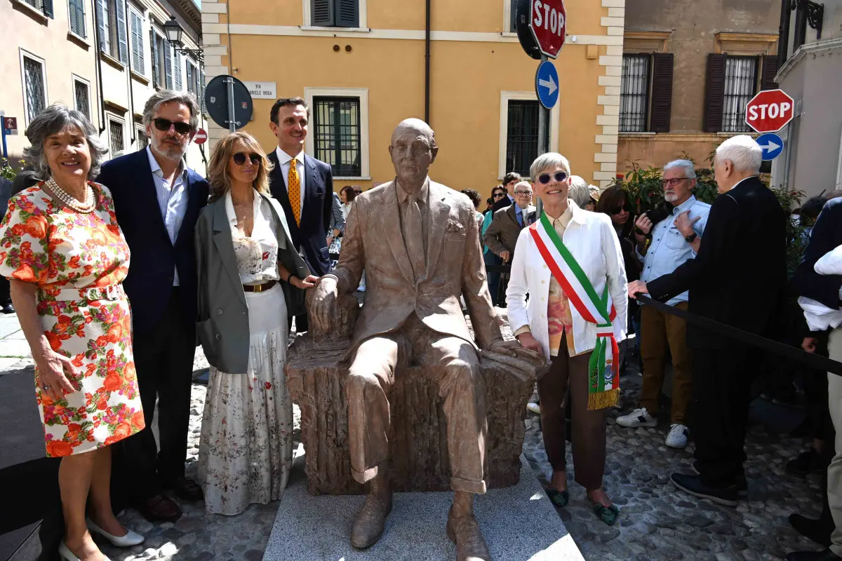 L'inaugurazione della statua di Alberto Folonari