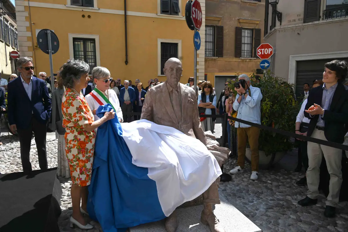 L'inaugurazione della statua di Alberto Folonari