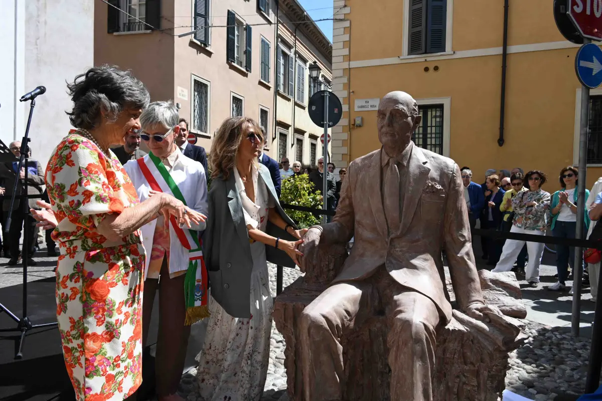 L'inaugurazione della statua di Alberto Folonari