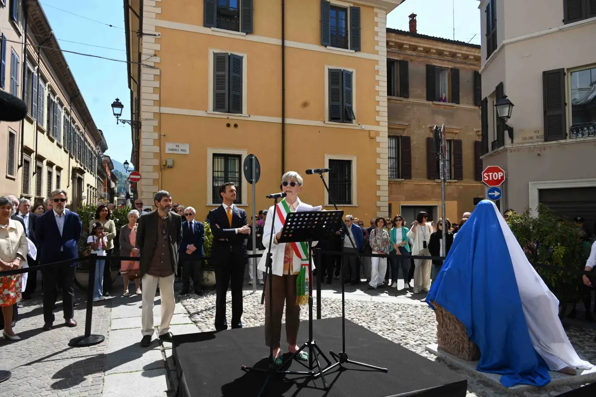 L'inaugurazione della statua di Alberto Folonari