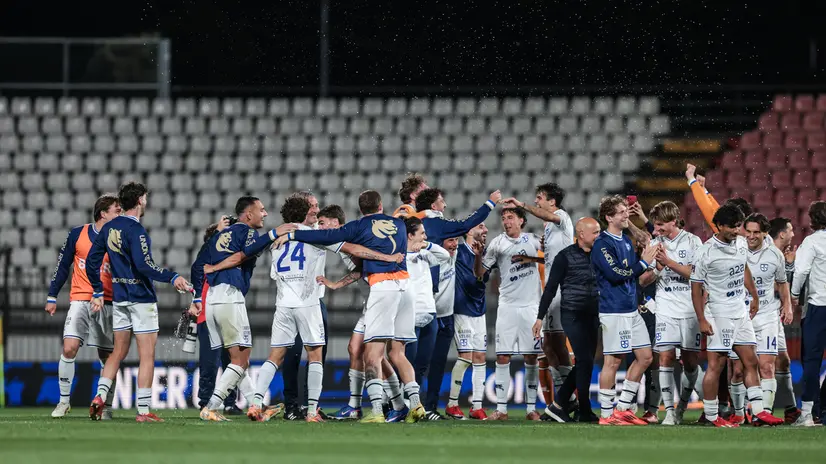 I festeggiamenti del Brescia dopo la gara contro l'Inter Under 23 -  Foto New Reporter Comincini © www.giornaledibrescia.it