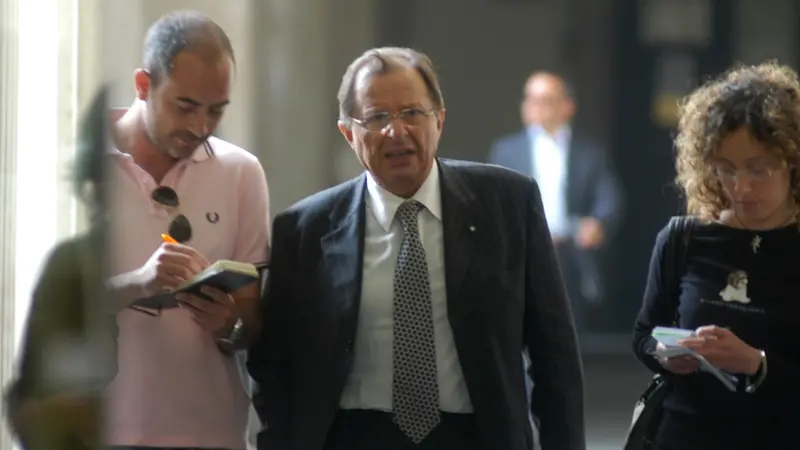 Gino Corioni fuori dal tribunale di Brescia quando iniziò la battaglia per Calciopoli