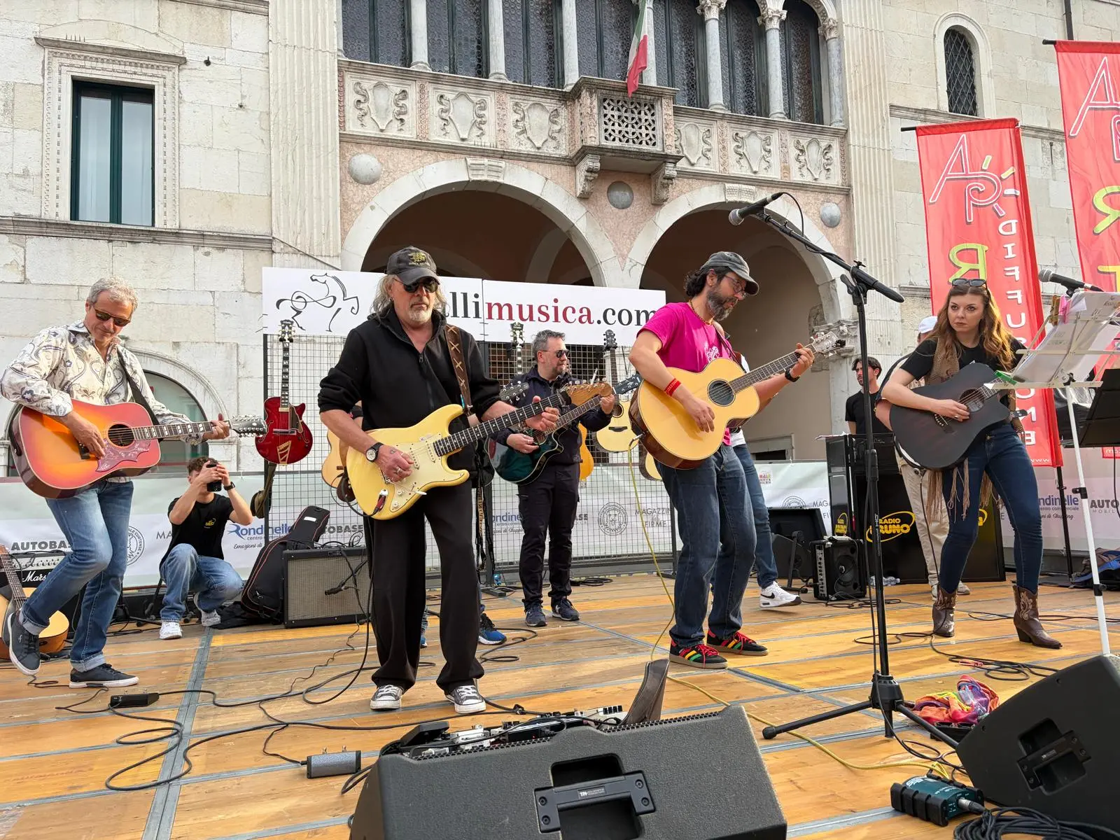 Le mille chitarre in piazza Loggia, edizione 2026