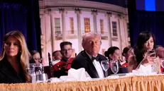 Melania e Donald Trump pochi istanti prima dell'attentato alla cena dei corrispondenti della Casa Bianca - Foto Ansa © www.giornaledibrescia.it