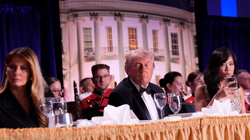 Melania e Donald Trump pochi istanti prima dell'attentato alla cena dei corrispondenti della Casa Bianca - Foto Ansa © www.giornaledibrescia.it